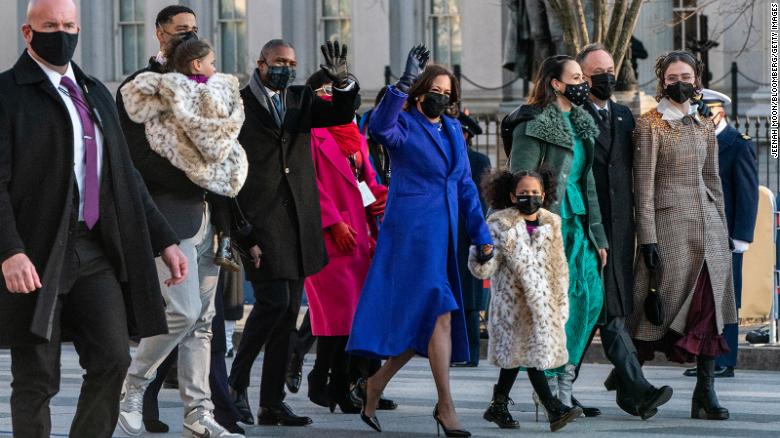 U.S. Vice President Kamala Harris holds hands with Amara Ajagu and waves while walking with her family during the 59th presidential inauguration parade in Washington, D.C., U.S., on Wednesday, Jan. 20, 2021. Photo: Jeenah Moon/Bloomberg via Getty Images