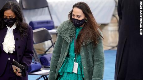 Meena Harris, sobrina de la vicepresidenta electa Kamala Harris, llega a la toma de posesión del presidente electo de Estados Unidos, Joe Biden, en el frente oeste del Capitolio de Estados Unidos el 20 de enero de 2021 en Washington, DC. Durante la ceremonia de investidura de hoy, Joe Biden se convierte en el 46º presidente de los Estados Unidos. (Foto de Drew Angerer/Getty Images)