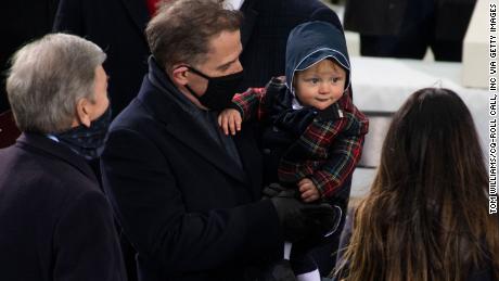 Hunter Biden y su hijo Beau, son vistos en la inauguración antes de que el padre de Hunterapos;s Joe Biden jurara como el 46º Presidente de los Estados Unidos en el Frente Oeste del Capitolio de Estados Unidos el miércoles 20 de enero de 2021. Foto de Tom Williams/CQ-Roll Call, Inc vía Getty Images