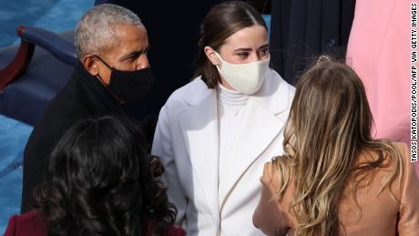 Naomi Biden y Finnegan Biden, nietas del presidente electo de los Estados Unidos, Joe Biden, hablan con el ex presidente de los Estados Unidos, Barack Obama, y la ex primera dama, Michelle Obama, durante la toma de posesión del presidente de los Estados Unidos, Joe Bidenapos; en el frente oeste del Capitolio de los Estados Unidos, el 20 de enero de 2021, en Washington, DC. Foto de Tasos Katopodis / POOL / AFP