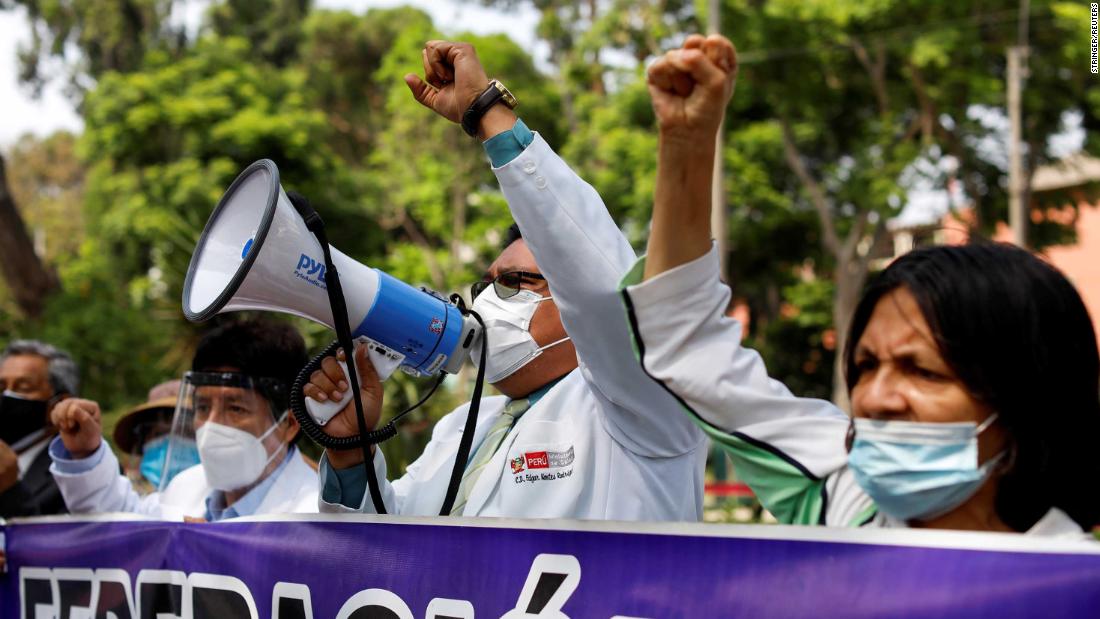 Medici go on hunger strike in Peru amid second wave of Covid-19