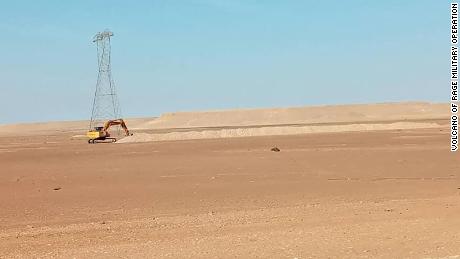 En janvier 2021, une grande partie de l'excavation de la tranchée a été filmée le long de la route reliant Syrte à Jufra. 