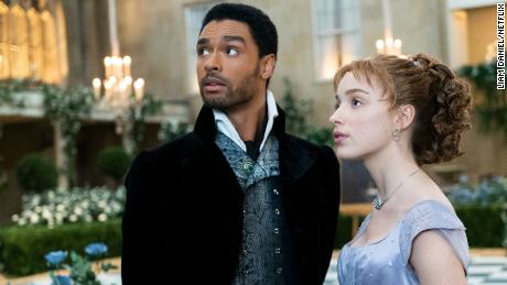 Regé-Jean Page as Simon, the Duke of Hastings and Phoebe Dynevor as Daphne Bridgerton in "Bridgerton."