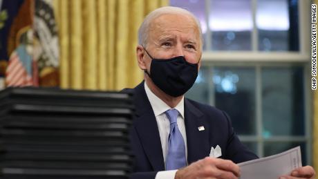 Le président américain Joe Biden se prépare à signer une série de décrets au Resolute Desk dans le bureau ovale quelques heures seulement après son investiture le 20 janvier 2021.