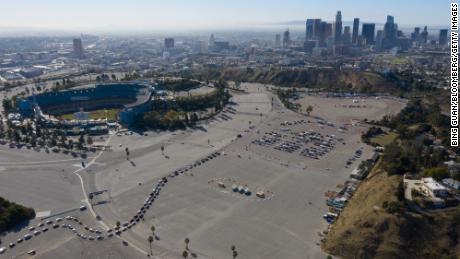 People wait in vehicles at a Covid-19 vaccination site in the Dodger Stadium parking lot in Los Angeles, California, U.S., on Friday, Jan. 15, 2021. (Photographer: Bing Guan/Bloomberg via Getty Images)