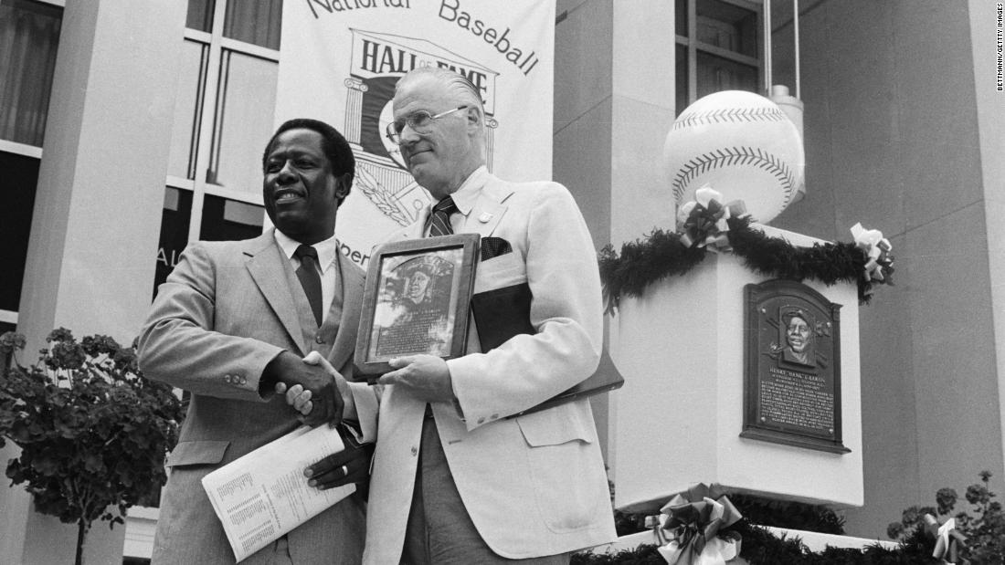 Aaron poses with Major League Baseball Commissioner Bowie Kuhn as he is inducted into the Hall of Fame in 1982.