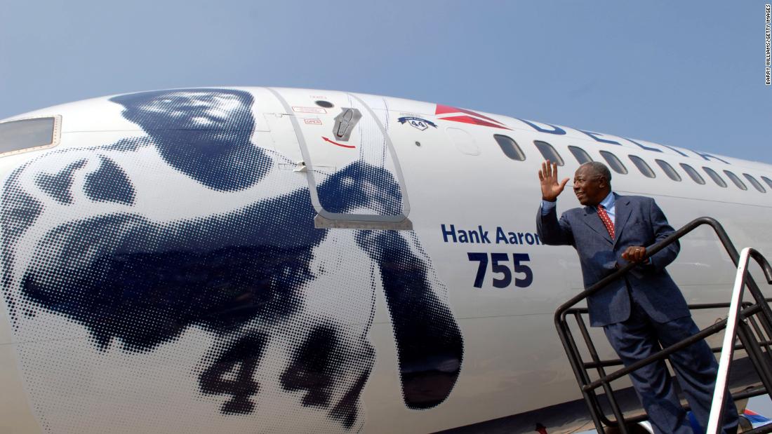 A Delta Air Lines plane is painted with Aaron&#39;s likeness in 2007.