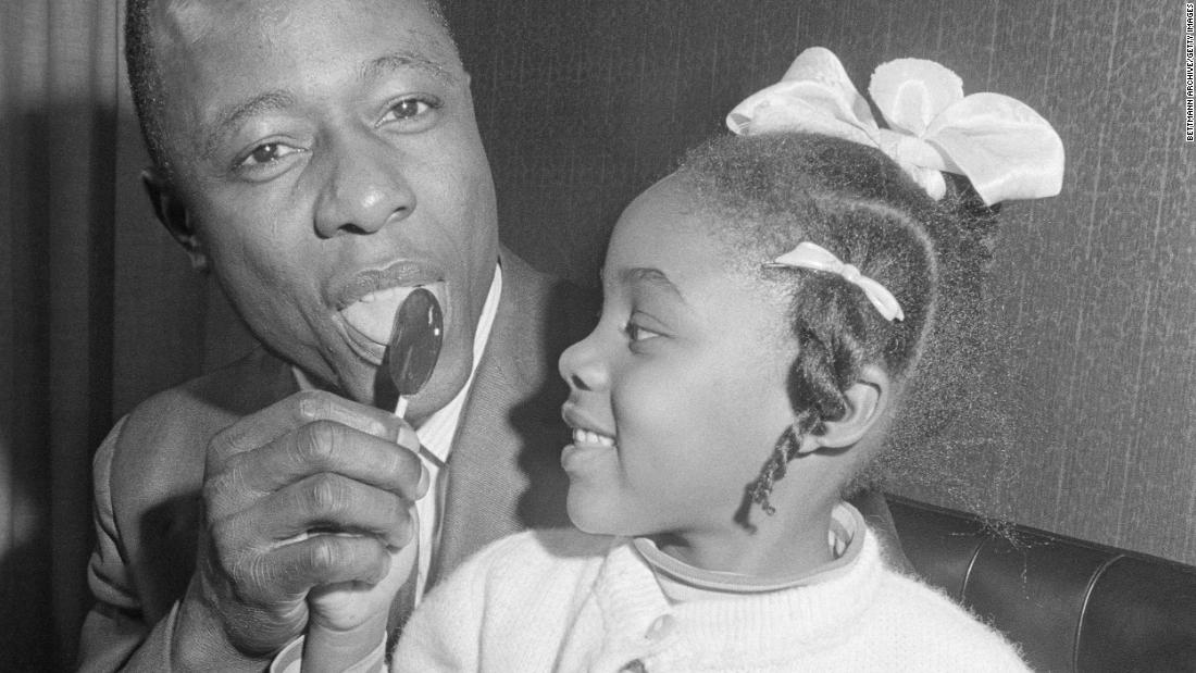 Aaron tries a lollipop with his niece, Wonya Lucas, in 1967. He had just signed a new two-year contract worth $100,000 a year.