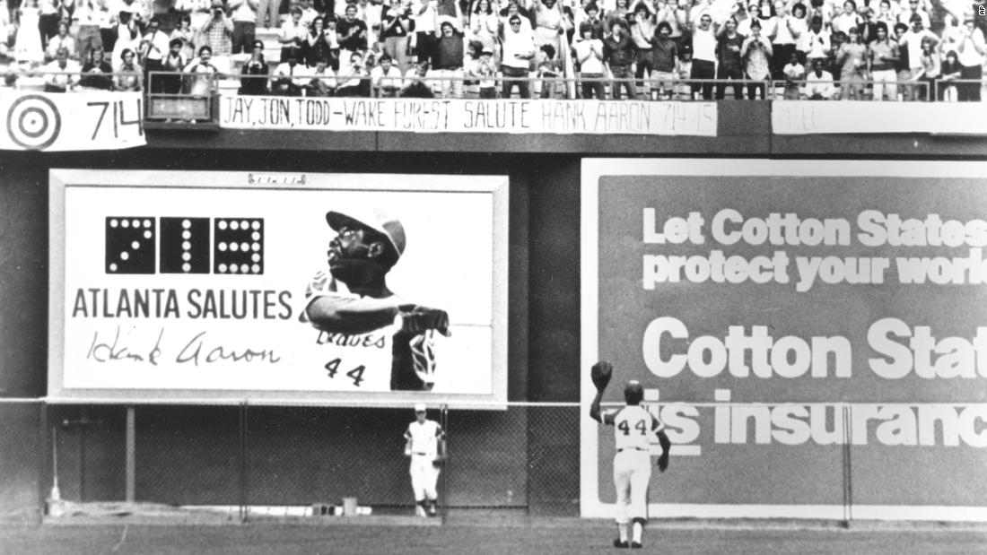 Aaron waves to Atlanta fans on the final day of the regular season in 1973. He ended the season with 713 home runs, one away from Babe Ruth&#39;s record.