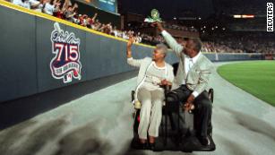 Tributes pour in honoring the legendary Hank Aaron