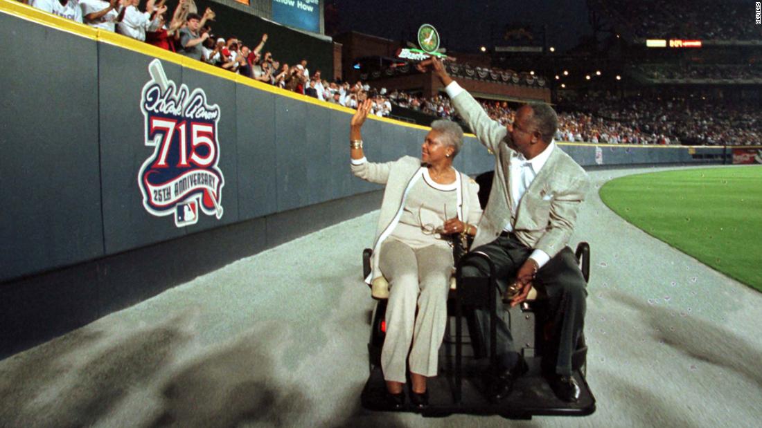 Aaron and his wife, Billye, wave to fans as they take a lap around Atlanta&#39;s Turner Field for the 25th anniversary of his 715th home run.