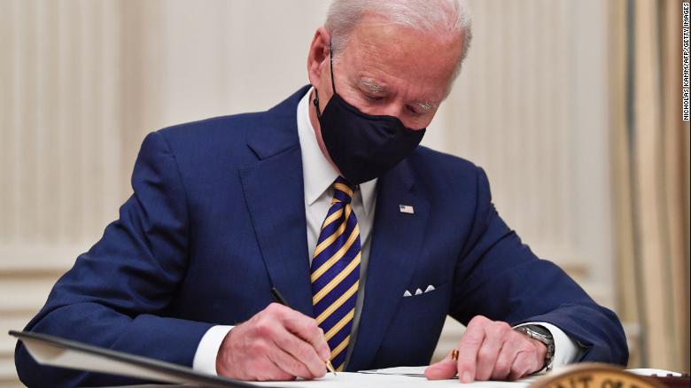 Biden signs executive order to promote $15 federal minimum wage