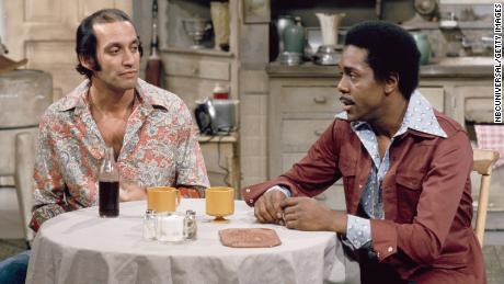 Gregory Sierra (izquierda) como el vecino Julio Fuentes en un episodio de & quot;  Sanford e hijo & quot;