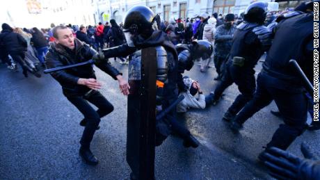 Demonstranten botsen met de oproerpolitie tijdens een mars in Vladivostok op 23 januari 2021.