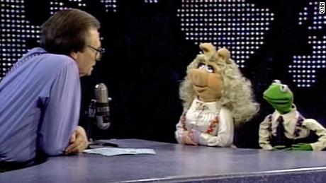 Larry King interviewe Kermit et Mme Piggy.