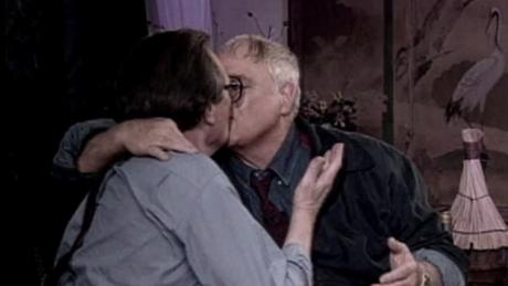 Larry King&#39;s 1994 interview with Marlon Brando ended with a kiss on the lips. 