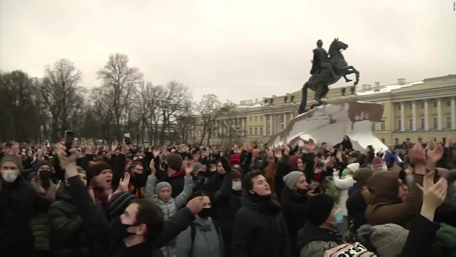Russia Protests Hundreds Detained As Rallies In Support Of Navalny Sweep Across Russia Cnn 
