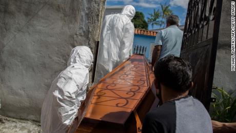 Municipal personnel at SOS Funeral extracted the body of 75-year-old Adomar Mendonca Macial from his home in Manaus on January 16, 2021, after the demise of COVID-19.
