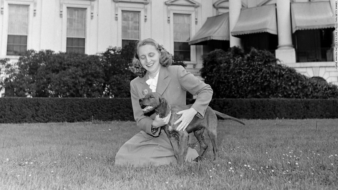 Harry Truman&#39;s daughter, Margaret, holds their Irish setter, Mike, outside the White House in 1945.