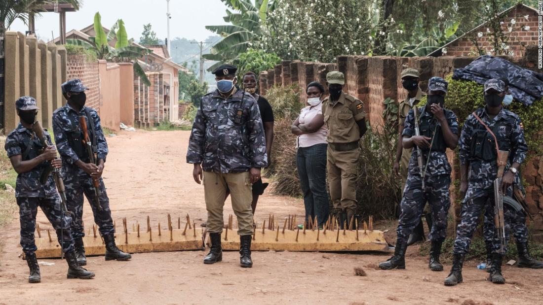 Ugandas drošības spēki izstājas no Bobija Veina mājām