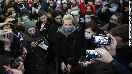 Le mari de Yulia Navalnaya a été empoisonné et détenu.  Maintenant, elle fait pression sur Vladimir Poutine