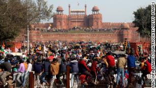 Indyjscy rolnicy szturmują Czerwony Fort w New Delhi podczas protestu traktorów