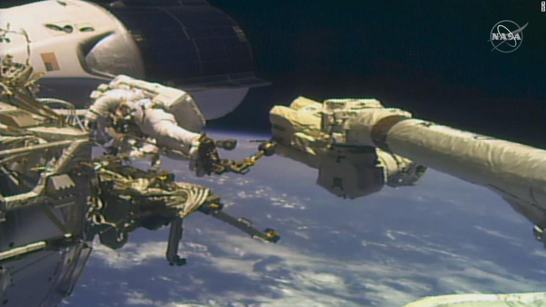 NASA astronautai 2021 m. Atlieka antrą kosminį pasivaikščiojimą