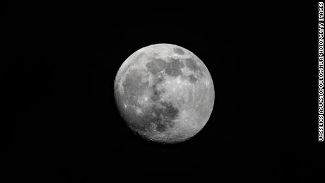 Uno studio dice che le fasi lunari possono dettare il tuo sonno