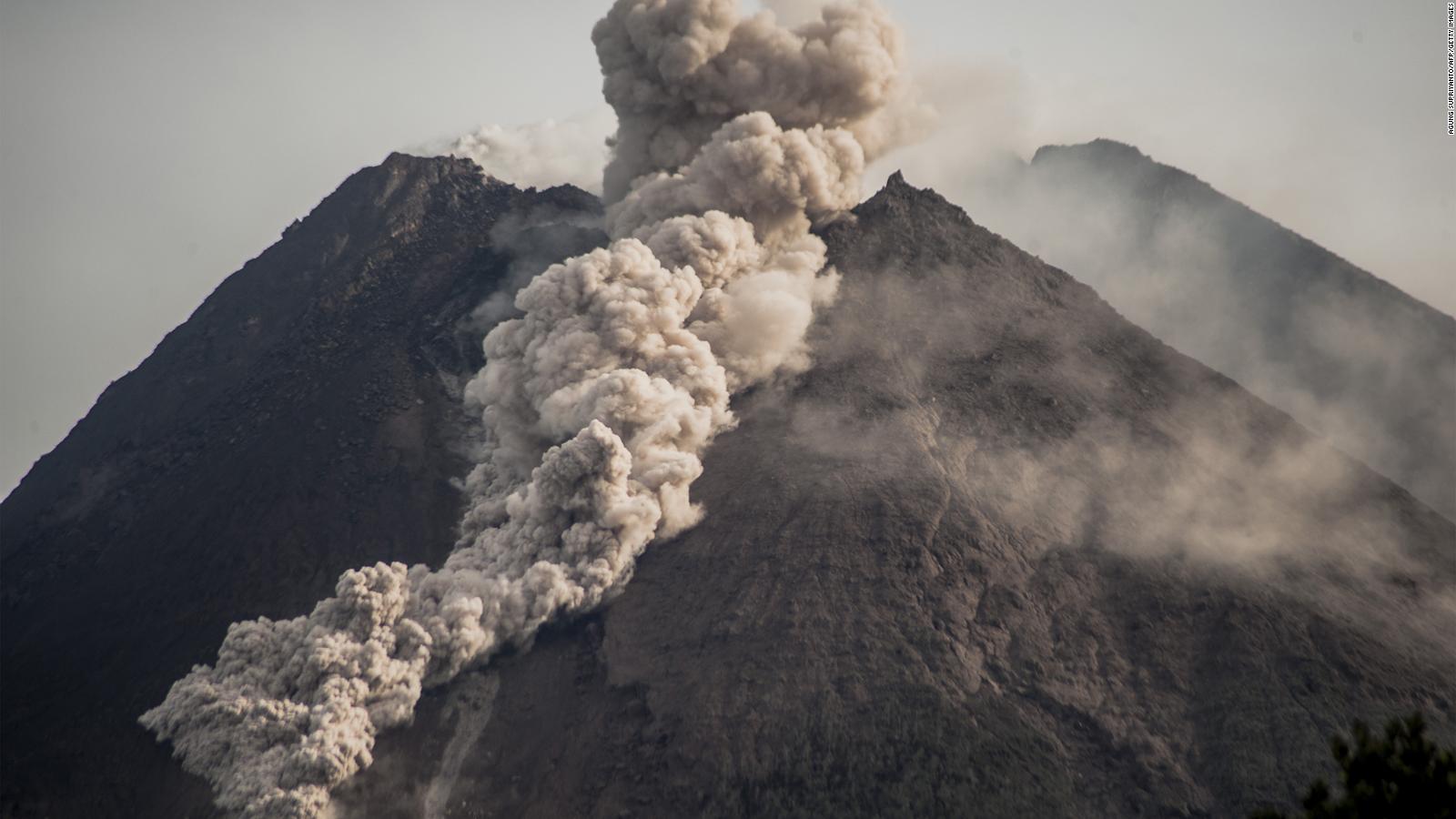 Indonesia s Mount  Merapi  volcano erupts spews clouds of 