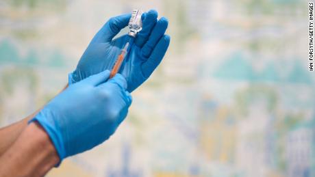 Ένα μέλος του ιατρικού προσωπικού κατασκευάζει το εμβόλιο AstraZeneca / University of Oxford Covid-19 στο νοσοκομείο NHS Nightingale North East στις 26 Ιανουαρίου 2021 στο Σάντερλαντ της Αγγλίας.