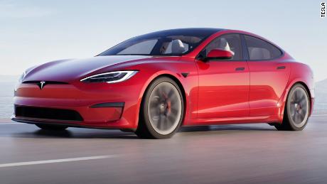 Модель S теперь поставляется с TeslaРежим Plaid Mode, обеспечивающий более быстрое ускорение, может разогнать автомобиль до 100 км / ч всего за две секунды. 