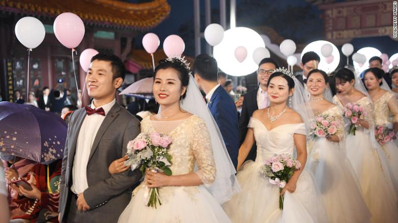 Молодожены из больницы Уханя посещают групповую свадьбу в башне желтого Журавля 20 октября 2020 года в Ухане, Китай.