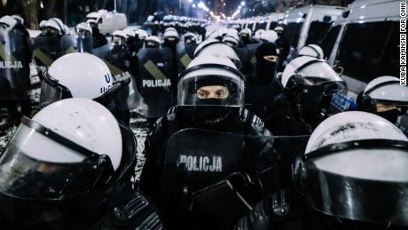 Les blocus de la police ont empêché les manifestants d'atteindre la résidence officielle du chef du PiS Jarosław Kaczyński.