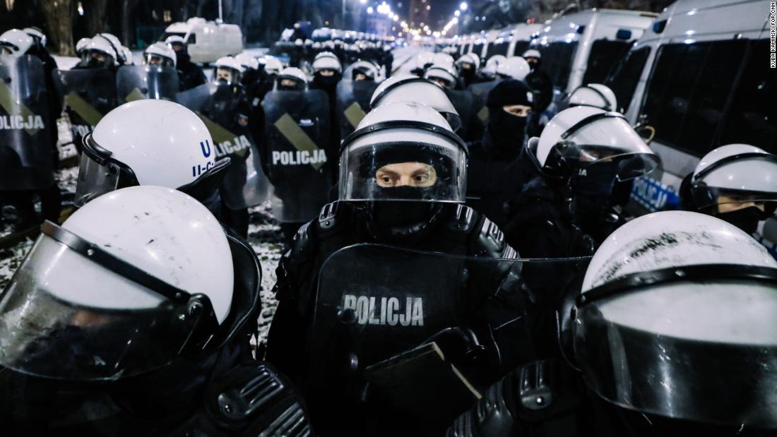 Police blockades prevented the demonstrators reaching the official residence of PiS leader Jarosław Kaczyński.