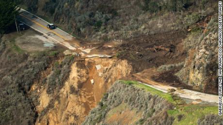 La vue de l'autoroute 1 vendredi, après qu'un morceau de la chaussée s'est effondré dans l'océan Pacifique.