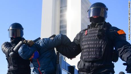 Police in riot gear stormed a rally on Sunday in support of opposition leader Alexei Navalny, who was imprisoned in the far-eastern city of Vladivostok.
