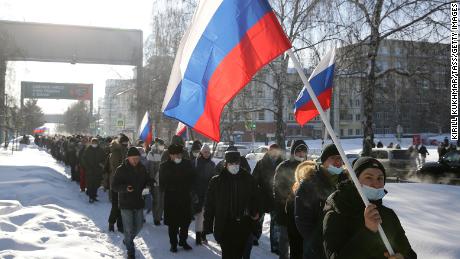 I manifestanti prendono parte a una manifestazione non autorizzata domenica a sostegno di Navalny nel centro di Novosibirsk.