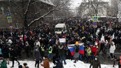 Die Menschen nehmen am Sonntag in Moskau an einem Protest gegen das Gefängnis von Alexei Navalny teil.