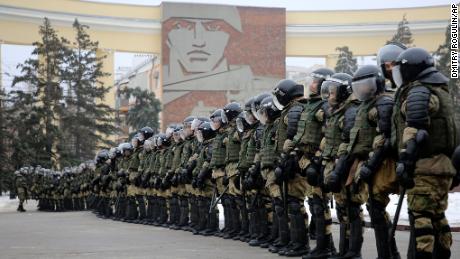 Η αστυνομία μπλοκάρει το δρόμο κατά τη διάρκεια διαμαρτυρίας ενάντια στη σύλληψη του Ναβάλι στο Βόλγκογκραντ της Ρωσίας, την Κυριακή.