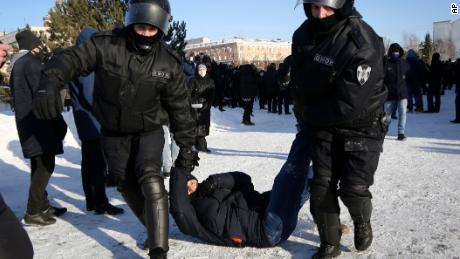 A polícia prendeu um homem durante uma manifestação em apoio a Navalny na cidade siberiana de Omsk no domingo.