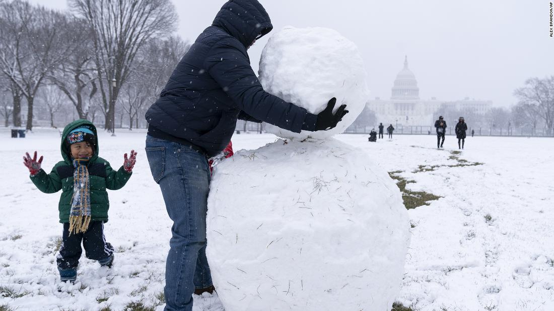 Powerful nor'easter nears East Coast, could bring up to 18 inches of snow to NYC