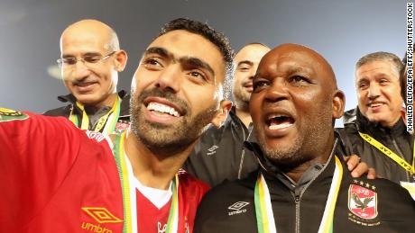 Le joueur d'Al-Ahly Hussein El Shahat (L) et l'entraîneur-chef Pitso Mosimane (R) célèbrent après avoir remporté le match de football final de la Ligue des champions de la CAF Zamalek vs Al-Ahly au stade international du Caire au Caire, en Égypte, le 27 novembre 2020.