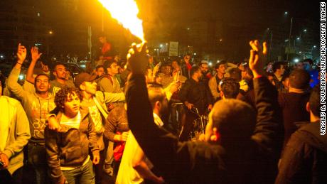 Les supporters d'Al-Ahly célèbrent au Caire après que leur équipe ait battu Zamalek le 27 novembre 2020, au Caire, en Égypte.