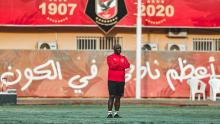 Al Ahly coach Pitso Mosimane oversees his team & # 39; s training session in Cairo. 
