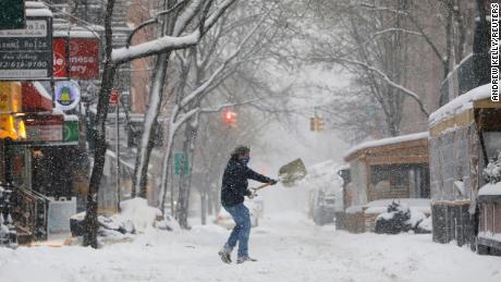 Une énorme tempête hivernale frappe le nord-est et pourrait enterrer New York dans 2 pieds de neige