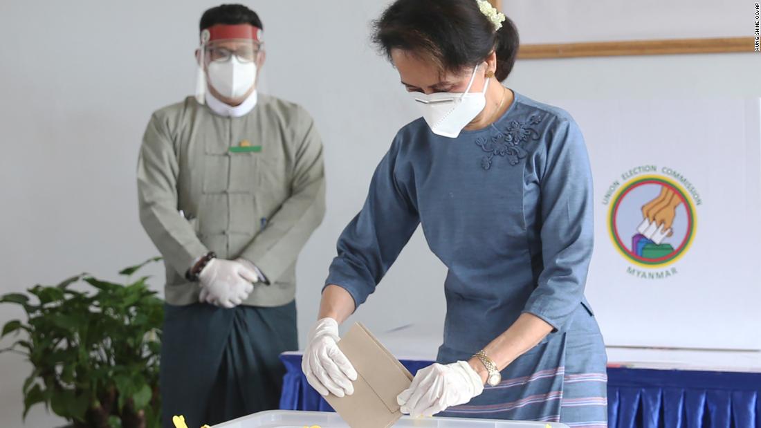 Suu Kyi casts her ballot during advance voting in 2020.