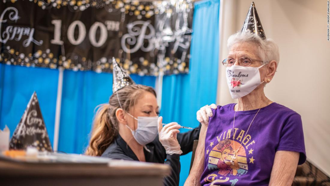 Mildred Grassman z Indiany dostala vakcínu Covid-19 k svojim 100. narodeninám
