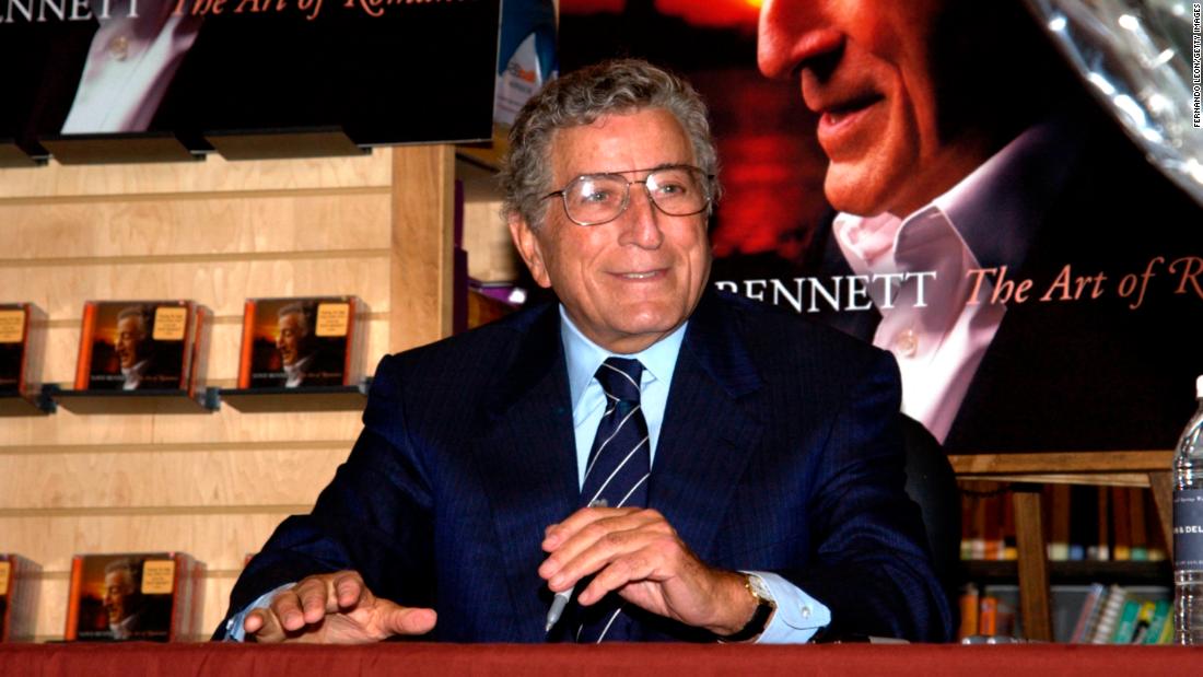 Bennett signs copies of his album &quot;The Art Of Romance&quot; at a bookstore in New York in 2004.
