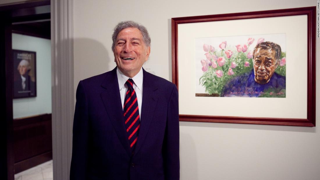 Bennett speaks to reporters after presenting his painting of jazz musician Duke Ellington to the Smithsonian National Portrait Gallery in 2009.