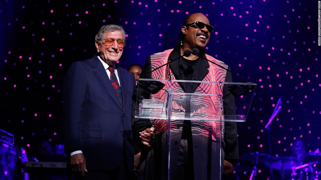 Bennett and Stevie Wonder speak at the Apollo Theater Spring Gala in 2011.